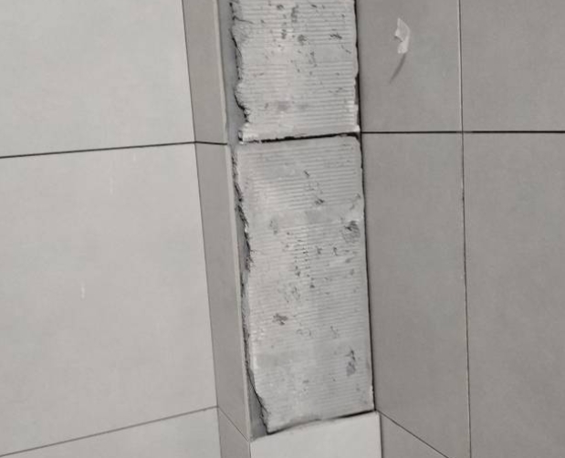黄石市瓷砖空鼓维修公司分享下瓷砖施工前基层浇水润湿程度不足，可能导致以下问题